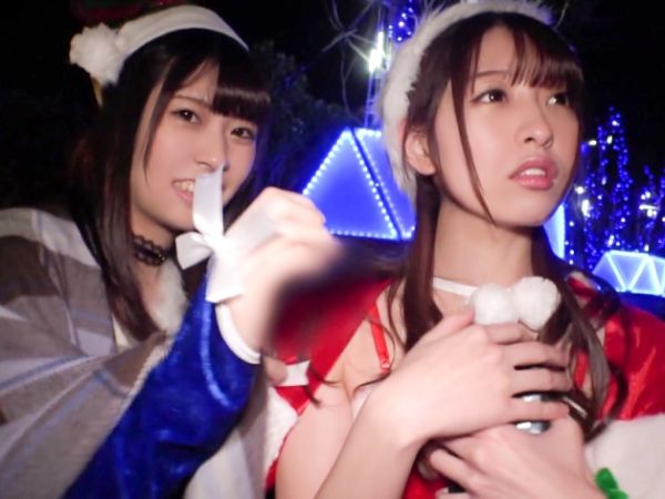 【素人】クリスマスにサンタコス二人組をナンパ確保！お酒で火照った体にキスでエロスイッチON！手マンでおしっこ大洪水♪