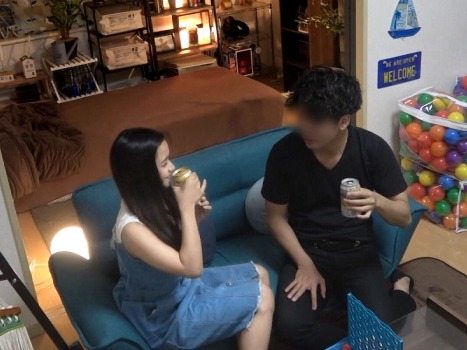 【素人】東南アジアハーフ美女を連れ込み♡チンポを容赦なく手コキして同時に男の乳首を責めると連続ピストンでハメまくる！