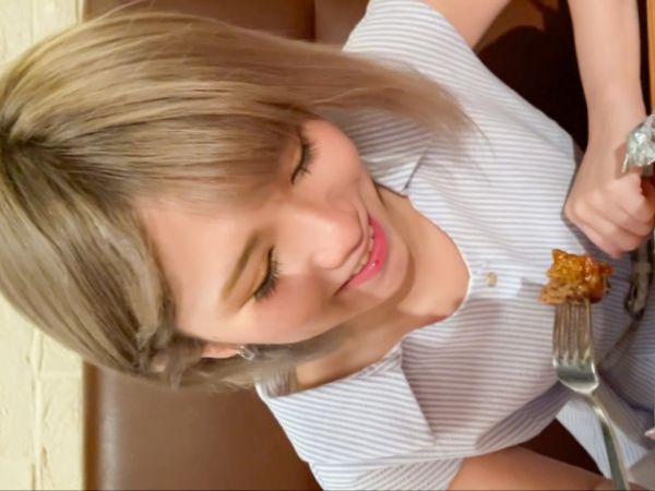 【中出し】貧乳ちっぱいの金髪ギャルがおじさんとハメ撮りSEX♪華奢なカラダに鬼ピストンで膣奥射精…ッ！