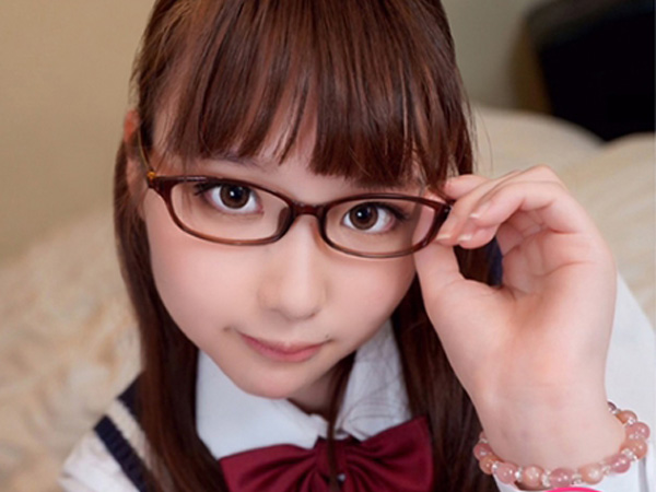 【オタ女子のP活】 イラマで泣き顔もエロカワ♡ 眼鏡っ娘がオタクの聖地で大人チ●ポに調教されちゃう!