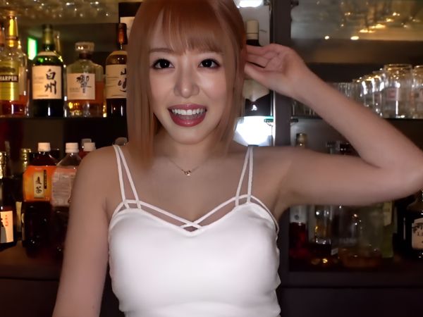 【スポーツバーのエロ娘】 フェラテクが凄すぎる！ ジュルジュル音を立ててチ○ポを舐め回し、騎乗位でイキまくる♡