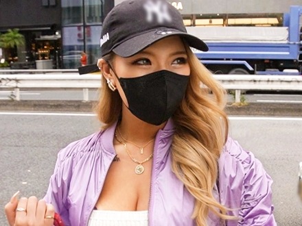 【ギャル大洪水】 潮吹きまくりの敏感ボディ！デカチンで突かれまくり、マングリ返しでイキまくる♡