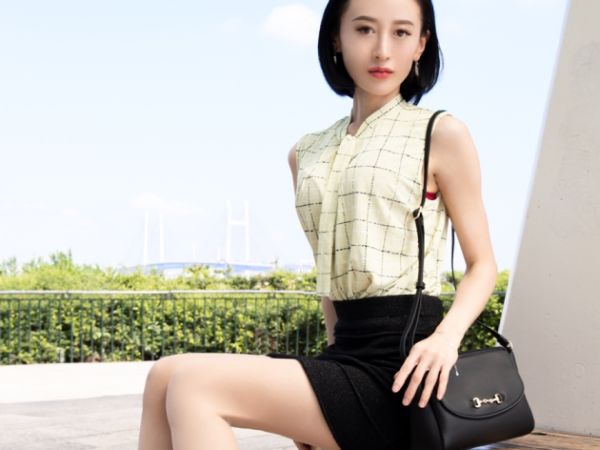 【人妻の危険な火遊び】『もう我慢できない…』セックスレスに悶える美熟女が、他人棒との不倫SEXで本能解放！チンポに飢えた美人奥様が、手マンでオマンコ大洪水♡普段の清楚な姿からは想像できないほど、性欲を爆発させ、激しく乱れる！禁断の快楽に溺れる人妻の淫らな姿は必見！