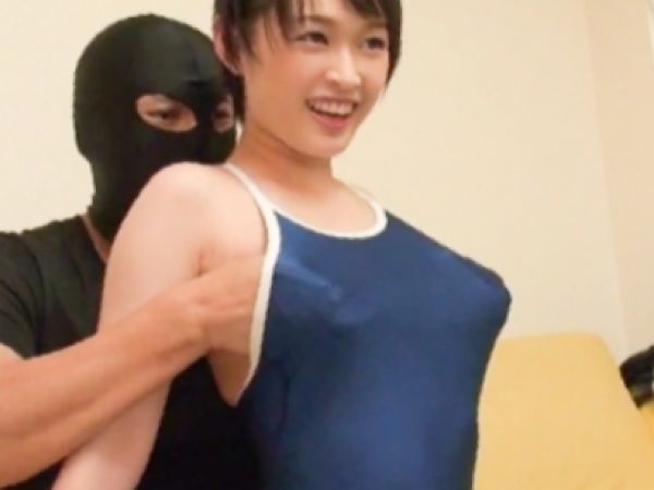 【童顔美女のスク水プレイ】着衣のまま乳揉まれまくり！！無邪気な笑顔とエロさのギャップがヤバい…スク水から溢れる美乳がたまらないwwww♡