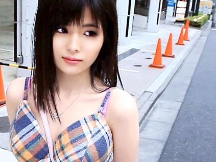 【黒髪スレンダーギャルの強制SEX】『えっ…何してるの？』イチャつき一切なしの背後からの即ハメに超絶美少女ギャルが困惑！色白ボディを激しく突かれ、戸惑いながらも感じちゃう姿がたまらない！鬼ピストンで無理矢理快楽に堕とす！