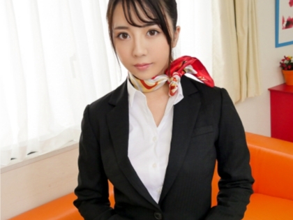 【美脚CAの危険な誘惑】セクシーなCAお姉さんが顔面騎乗位でクンニされ、敏感な部分を刺激されまくり！濡れ濡れのおマンコに熱い肉棒を挿入され、激しいガン突きで絶頂を迎える！