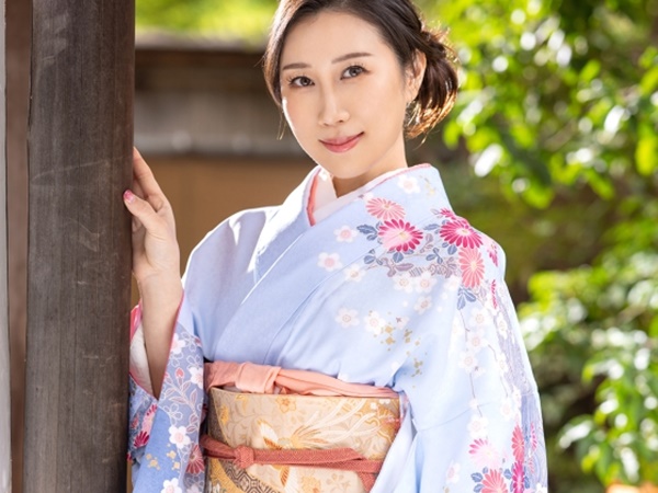 【着物美熟女の濃厚ご奉仕】『もっと感じさせてあげる…』極上美魔女が絡みつく舌でベロチュー♡チンポをねっとり責めまくり、男を骨抜きにするエロテク満載!