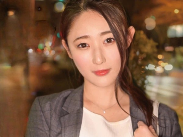 【ランチタイムNTR】仕事中のOLを口説き落とし！『時間ないのに…』チンコ見せたら仕事そっちのけで腰振りまくり！会社帰りのスーツ姿から一転、欲望に素直な姿がエロすぎる！