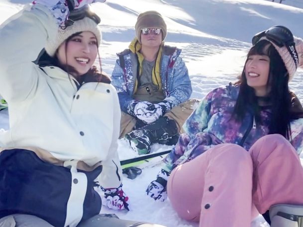 【ゲレンデナンパ大成功】『えっ、ダメだよ…』雪のように白い肌の女子大生2人組を口説き落とし、飲み会でエッチな遊びに発展！オモチャで敏感ボディを責められ、ビチャビチャと大洪水！！