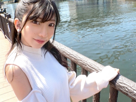 【美脚スレンダー娘】キュートな女の子がチンコの快感にメロメロ！膣奥まで激しく突かれて感じまくり、ヨガリ声が止まらない！♡