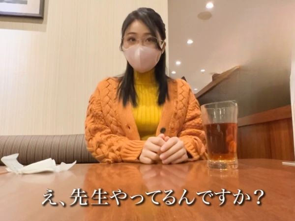 【眼鏡巨乳教師の裏の顔】お堅い中学校の国語教師が、実はチンポに夢中な淫乱女！ 眼鏡の奥の淫靡な表情でプリケツを打ち付け、生徒には見せられないギャップだらけの快楽プレイに溺れる！