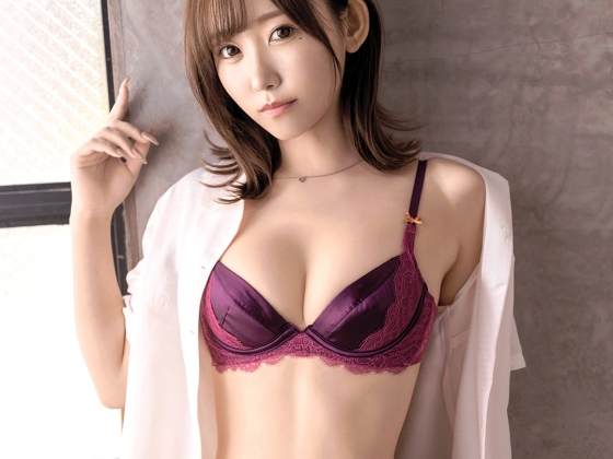 【公衆トイレで密着セックス】『誰か来ちゃうよ…』美尻美女が狭いトイレで大胆プレイ！プリケツ揺らして感じまくる濃厚性交に興奮MAX♡